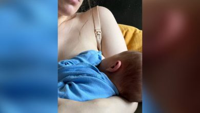 Фото - Певица Монеточка показала, как кормит новорожденную дочь грудью